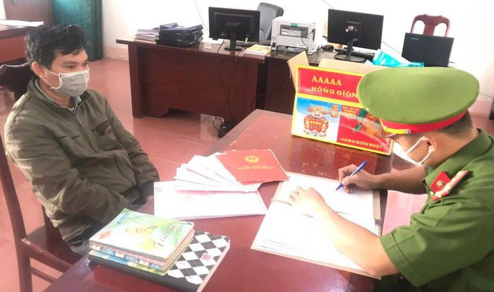  Chủ tiệm cầm đồ cho hơn 500 người vay nặng lãi: Chiều 18/1, Công an tỉnh Đắk Nông đã ra quyết định tạm giữ hình sự với Lê Văn Tuấn (47 tuổi, ngụ TP Gia Nghĩa) để điều tra hành vi Cho vay lãi nặng trong giao dịch dân sự. Theo đó, Tuấn sau khi mở tiệm cầm đồ đã cho 528 người vay nặng lãi với số tiền giao dịch hơn 52 tỷ đồng.