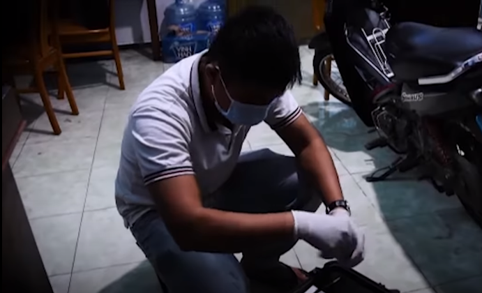 Qua khám nghiệm hiện trường cho thấy nạn nhân tử vong ở gần cửa ra vào trong trạng thái nằm ngửa trên đệm ở đầu có nhiều vết thương nghi do vật gây ra, ở cổ có 1 vết bầm tím nhiều khả năng đây là nguyên nhân gây tử vong. Thời điểm xảy ra vụ án được xác định khoảng từ 0h đến 1h sáng ngày 30/11. Ngoài ra hiện trường có dấu hiệu giằng co nhiều vết máu.