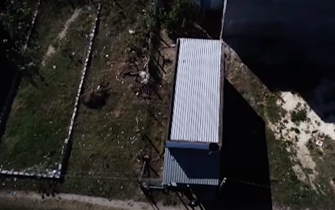 Hiện trường nơi phát hiện thi thể nạn nhân nữ giới là căn nhà cấp 4 nằm giữa cánh đồng hoang tách biệt với khu dân cư đông đúc của thị trấn Phan Rí Cửa.