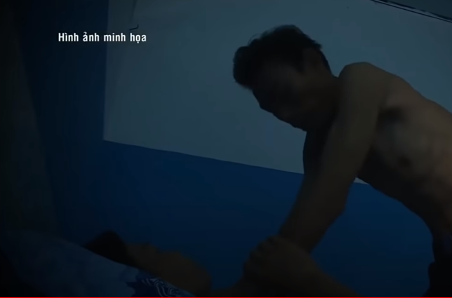 Sau đó, Suôl nhắc lại khoản tiền từng đưa cho Hương và đề nghị Hương đưa 13 triệu đồng để trả nợ rồi đường ai nấy đi thì bị Hương nói ngang, không chịu trả. Tức giận, Suôl tát vào mặt Hương gục xuống nệm và bóp cổ đến chết. 