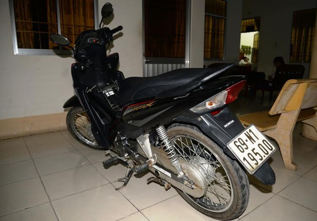 Khi người thân đến nhận dạng thi thể, xác định đúng người thân mình và cho biết trang sức đeo trên người nạn nhân không mất, chỉ mất chiếc xe máy mang biển số 69N - 19.500.