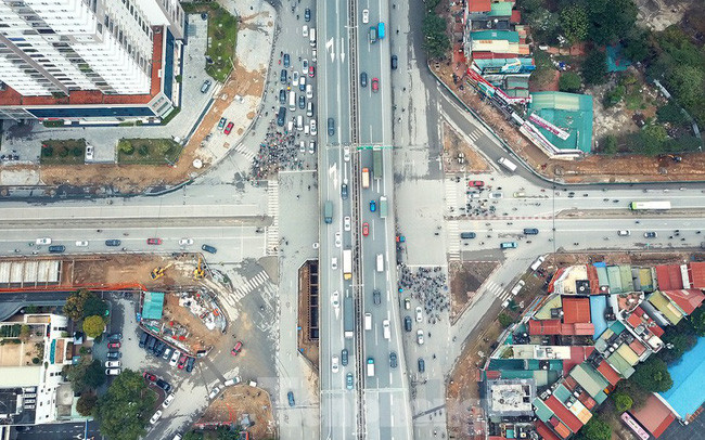  Hầm chui Lê Văn Lương - Khuất Duy Tiến được đầu tư gần 700 tỷ đồng, đang bước vào giai đoạn thi công hầm chính. Hầm kết cấu bằng bêtông cốt thép, dài 475 m. Trong đó phần hầm kín dài 95 m, hầm hở và gờ chắn dẫn vào hầm kín dài 380 m. Mỗi chiều hầm rộng 7,5 m, gồm 2 làn xe cơ giới. (Ảnh: Tiền Phong)