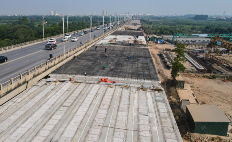 Ban QLDA Công trình giao thông Hà Nội thông tin, sau gần một năm khởi công xây dựng, dự án đã hoàn thành nhiều hạng mục quan trọng. Hiện nhà thầu tập trung thi công bệ thân trụ và trụ dưới sông. Để đảm bảo tiến độ theo yêu cầu, trên công trường được các nhà thầu bố trí gần 500 công nhân làm việc 3 ca mỗi ngày. Dự án cầu Vĩnh Tuy 2 được xây dựng theo quy hoạch nhằm hoàn thiện toàn bộ đường Vành đai 2 của TP Hà Nội.