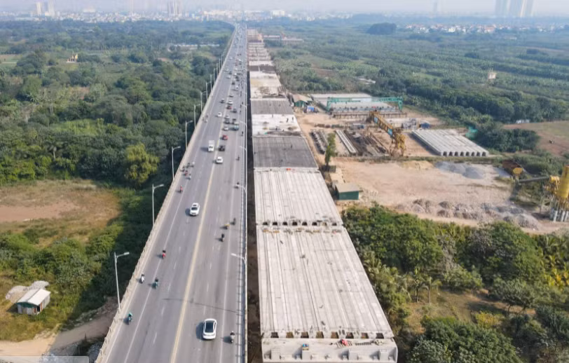  Cầu Vĩnh Tuy 2 được khởi công từ tháng 1/2021 và dự kiến hoàn thành cuối năm 2022. Dự án cầu Vĩnh Tuy 2 có tổng mức đầu tư hơn 2.500 tỷ đồng từ nguồn ngân sách TP Hà Nội. 