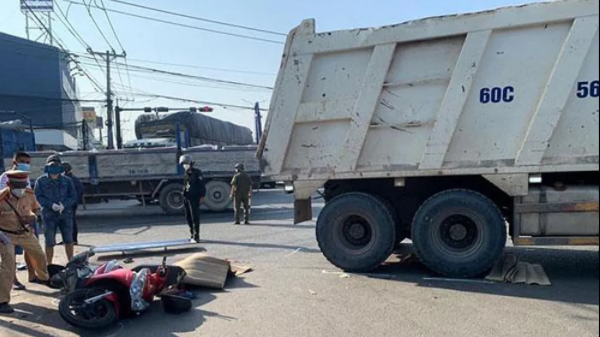  Va chạm với xe tải ben, 2 người tử vong tại chỗ: Sáng 11/1, xe tải ben khi đang lưu thông tại khu vực ngã tư Lộc An (nút giao quốc lộ 51 với đường tỉnh 769, huyện Long Thành, Đồng Nai) xảy ra va chạm với xe máy trên xe chở 2 người. Hậu quả khiến cả 2 người tử vong.