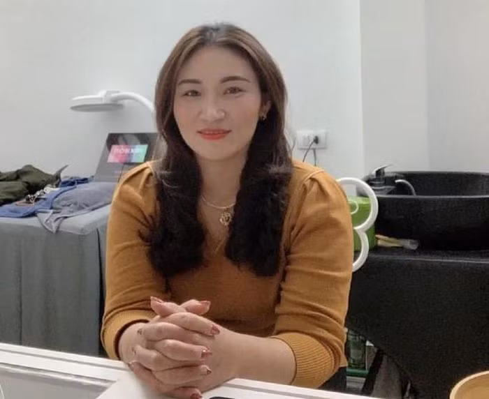  Người phụ nữ xinh đẹp môi giới bán dâm 500.000 đồng/lượt: Mỗi lần khách có nhu cầu, Dương Thị Lan (trú huyện Như Xuân, tỉnh Thanh Hóa - là chủ quán nhậu và cà phê) sẽ điều gái bán dâm tới cho khách với giá 500.000 đồng/lượt, trong đó Lan lấy 200.000 đồng. Ngày 11/1, Công an huyện Như Xuân cho biết đã khởi tố, bắt tạm giam Lan.