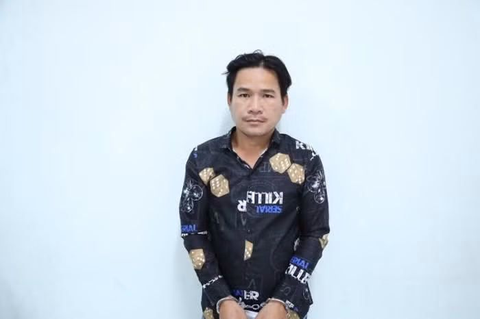  Giữa cuộc nhậu, gọi ra ngoài nói chuyện riêng rồi rút dao đâm bạn tử vong: Khi đang ngồi nhậu được một lúc tại TP Dĩ An, Bình Dương, Lê Hoàng Khâm (40 tuổi, ở Vĩnh Long) nói anh Lê Tri Thức (36 tuổi, ở Kiên Giang) ra ngoài đường để nói chuyện riêng rồi bất ngờ rút dao đâm nạn nhân tử vong. Ngày 11/1, Công an tỉnh Bình Dương cho biết đang điều tra, làm rõ. 