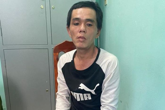  Xông vào nhà cướp điện thoại của bé trai 8 tuổi: Con trai 8 tuổi của anh Võ Thành Trung (ngụ huyện Bảo Lâm, Lâm Đồng) đang cầm điện thoại ngồi chơi thì bị Nguyễn Minh Tuấn (SN 1980, ngụ TP Bảo Lộc) cướp chiếc điện thoại rồi lên xe bỏ chạy khỏi hiện trường. Ngày 11/1, Công an huyện Bảo Lâm cho biết đang tạm giữ Tuấn để điều tra, làm rõ. 