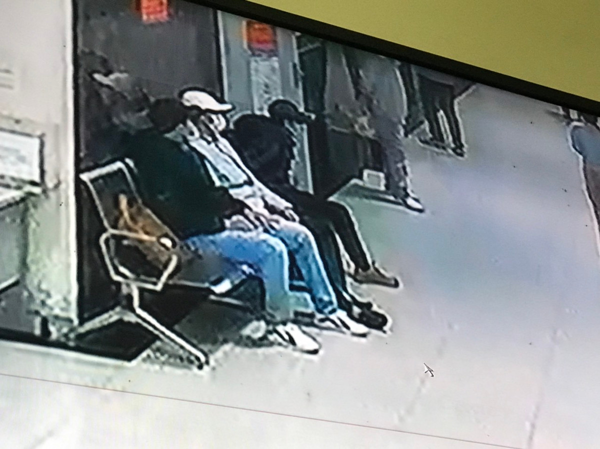 Đối tượng thứ hai là nam giới khoảng 25-30 tuổi, dáng người cao khoảng 1m65, khuôn mặt tròn, đeo kính trắng, mắt kính hình chữ nhật, gọng kính màu đen, mặt đeo khẩu trang y tế màu xanh nhạt, mặc áo phao trắng xám có mũ, quần bò tối màu, đi giày da màu đen, đội mũ lưỡi trai màu trắng, đeo ba lô khoác vai màu đen, nói giọng miền Bắc.