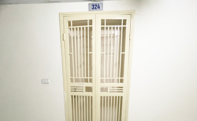 Để phục vụ điều tra, Công an quận Hoàng Mai thông báo truy tìm 3 đối tượng có đặc điểm như trên. Nếu phát hiện các đối tượng, người dân có thể báo ngay cho Công an quận Hoàng Mai (SĐT 0986.165.698), cơ quan Công an nơi gần nhất, Tổng đài 113 hoặc cung cấp thông tin qua trang facebook Công an thành phố Hà Nội. (Căn phòng nơi xảy ra sự việc)