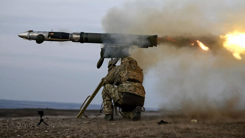 Do giao tranh cường độ cao gần đây, trang bị và nhiên liệu của quân Ukraine tiêu hao rất nhanh, điều này đồng nghĩa với việc “thời khắc quyết định” đang đến gần. Quân Ukraine có thể sẽ lựa chọn phá vây, cố gắng đi bộ thoát thân qua những con đường đất lầy lội bị pháo binh Nga bao phủ, hoặc cũng có khả năng đầu hàng quân Nga. Ảnh: RIA Novosti.