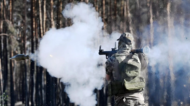 Trong đó, trận chiến tại làng Novoivanovka là khốc liệt và quy mô lớn nhất. Ngày 27/10, kênh Telegram Military Chronicles đưa tin, các lữ đoàn dù số 36, 41 và 82 của Ukraine đã phối hợp tấn công vào khu vực phía tây làng Novoivanovka, triển khai một nhóm tác chiến quy mô đại đội tăng cường để tấn công mạnh mẽ vào ngôi làng này, trong khi quân Nga cũng bố trí một đại đội tại đây. Ảnh: Sputnik.