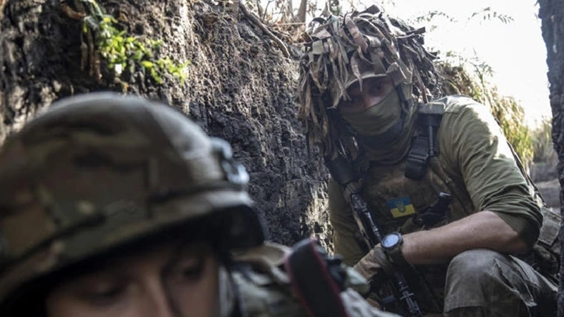 Trước pháo kích dữ dội của quân Nga, quân Ukraine bắt đầu rút sâu hơn vào trong rừng để giảm thiểu tổn thất đạn dược. Trước đó, Tổng thống Putin cho biết có khoảng 2000 binh sĩ Ukraine bị bao vây ở khu vực phía bắc Kursk, tức là từ Olgovka đến Pogorelovka. Ảnh: Getty Images.