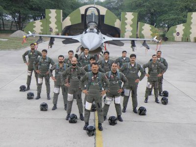 Hiện không quân Pakistan đang có trong tay 72 chiếc máy bay tiêm kích F-16 của Mỹ, trong số này có tới 18 chiếc F-16C/D Block 52 Plus, đây được đánh giá là loại tiêm kích cực mạnh đủ sức đối đầu với Su-30MKI.