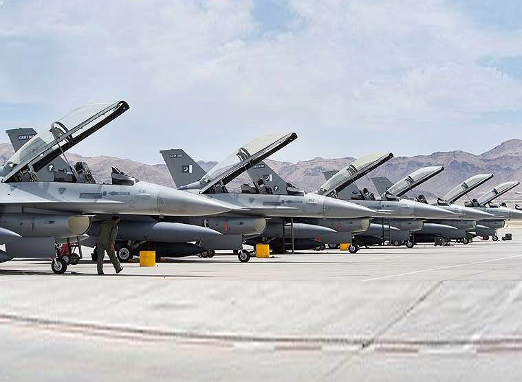 F-16D Block 52 được trang bị radar AN/APG-68 (V5) có chế độ tự động phát hiện và bám bắt, tầm trinh sát tối đa lên tới 296 km đối với máy bay cỡ lớn hoặc 105 km đối với tiêm kích có diện tích phản xạ radar (RCS) 5m2, theo dõi được 10 mục tiêu và dẫn đường cho tên lửa tiêu diệt 6 mục tiêu cùng lúc.