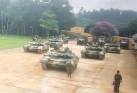 Bao phủ ngoài lớp giáp composite phức hợp của T-90S là giáp phản ứng nổ (ERA) thế hệ 2 Kontakt-5, khách hàng có thể yêu cầu thay thế bằng loại ERA thế hệ 3 Relikt như trên những chiếc T-72B3 vừa tham gia diễu binh trên Quảng trường Đỏ nếu thấy cần thiết.