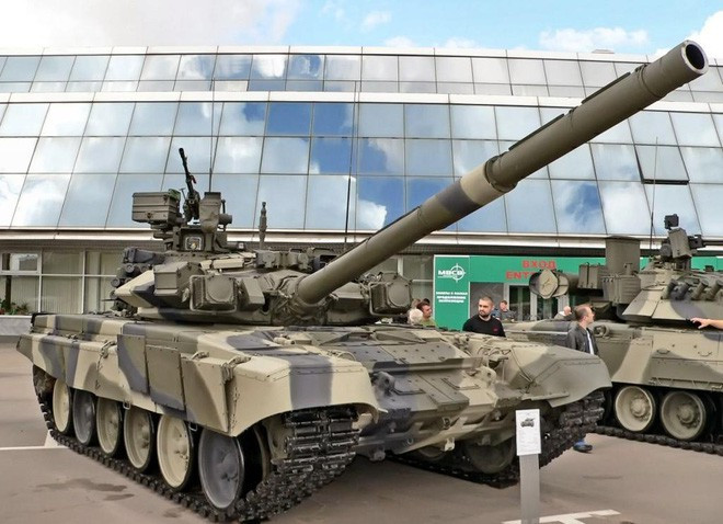 Vũ khí chính của các xe tăng T-90S chế tạo thời gian gần đây là pháo nòng trơn 2A46M5 cỡ 125 mm trang bị hệ thống nạp đạn tự động.