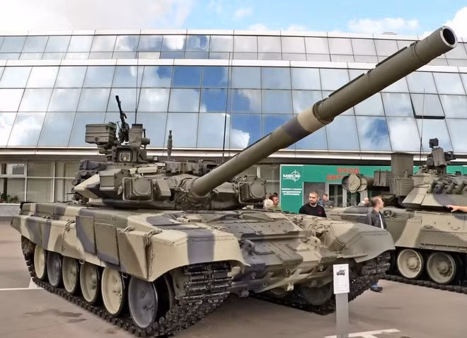 Vũ khí chính của các xe tăng T-90S chế tạo thời gian gần đây là pháo nòng trơn 2A46M5 cỡ 125 mm trang bị hệ thống nạp đạn tự động.