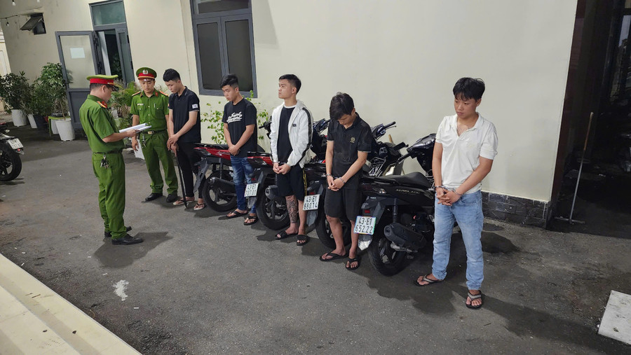 Nhóm thanh niên náo loạn đường phố Đà Nẵng, cướp xe máy Nhom thanh nien nao loan duong pho Da Nang, cuop xe may