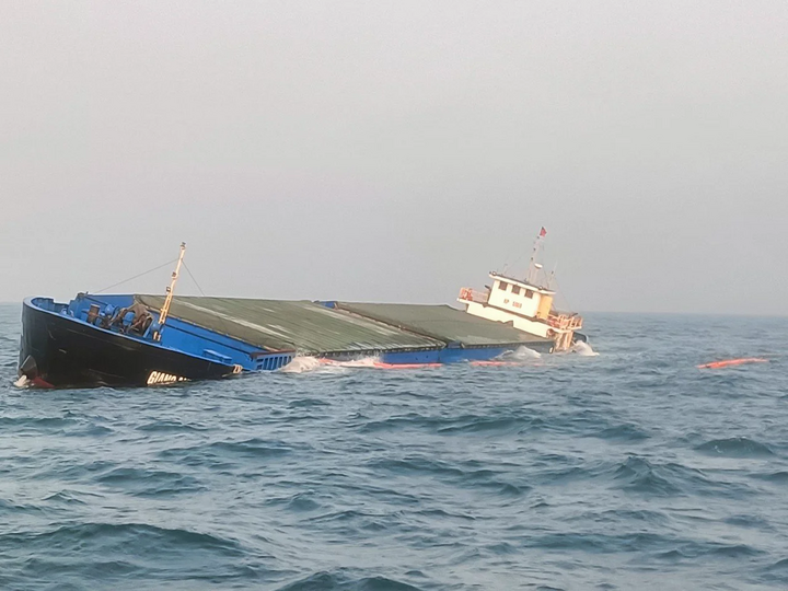 Tàu chở 4.000 tấn đá bột gặp nạn ở vùng biển Quảng Nam Tau cho 4.000 tan da bot gap nan o vung bien Quang Nam