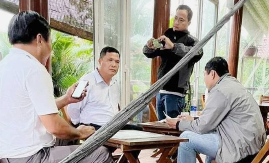 Lĩnh 21 tháng tù vì cưỡng đoạt tài sản và dùng bằng cấp giả Linh 21 thang tu vi cuong doat tai san va dung bang cap gia