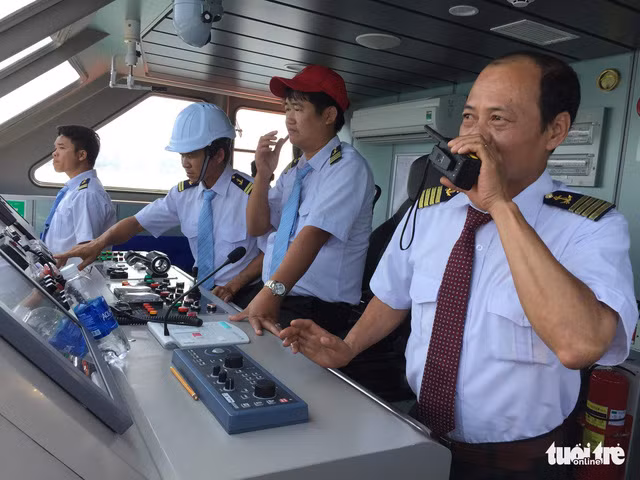 Trên khoang điều khiển của tàu Phú Quốc Express 7 chở các sĩ quan chỉ huy tàu sân bay Mỹ - Ảnh: THÁI BÁ DŨNG