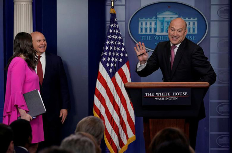 Bản thân ông này trước đây từng giữ chức chủ tịch và giám đốc điều hành của tập đoàn tài chính Goldman Sachs, một trong những tập đoàn tài chính hàng đầu nước Mỹ. Ông Garry Cohn, Cố vấn an ninh quốc gia Mỹ H.R. McMaster cùng Thư ký báo chí Nhà Trắng Sarah Sanders tại một buổi họp báo thường nhật ở Nhà Trắng ngày 23/1/2018.