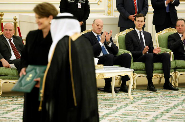 Cố vấn kinh tế hàng đầu Nhà Trắng Gary Cohn (thứ ba từ phải sang) ngồi cạnh con rể của ông Trump, Jared Kushner tại buổi lễ ký kết thỏa thuận giữa Quốc vương Ả Rập Xê Út Salman bin Abdulaziz Al Saud và Tổng thống Mỹ Trump tại thủ đô Riyadh ngày 20/5/2017.