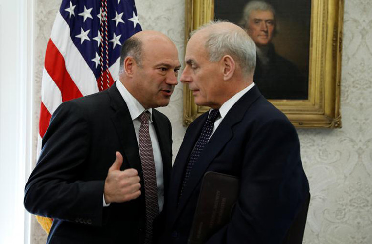 Ông Gary trao đổi với Chánh văn phòng Nhà Trắng John Kelly trong khi Tổng thống Trump có cuộc gặp với Thống đốc Puerto Rico Ricardo Rossello tại Phòng Bầu Dục ngày 19/10/2017.
