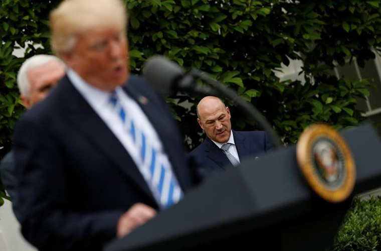 Giới phân tích đánh giá, ông Gary Cohn là một trong những nhân vật có tiếng nói nhất trong các cố vấn của ông Trump. Vị cố vấn kinh tế hàng đầu của Nhà Trắng lắng nghe khi ông Trump phát biểu tại Vườn Kennedy, Nhà Trắng, ngày 1/5/2017.