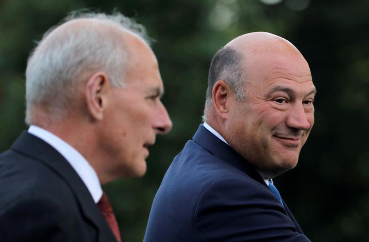 Ông Gary trao đổi với Chánh văn phòng Nhà Trắng John Kelly tại Nhà Trắng sau chuyến đi cùng Tổng thống Mỹ Donald Trump tới Springfield, bang Missouri, ngày 30/8/2017.