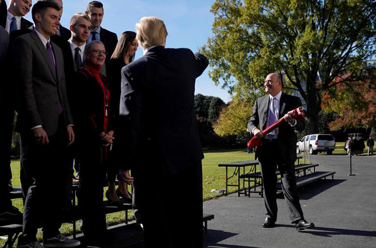 Tổng thống Trump chỉ về phía ông Gary khi chào đón đội tuyển bóng chuyền nam bang Ohio đến Nhà Trắng ngày 17/11/2017.