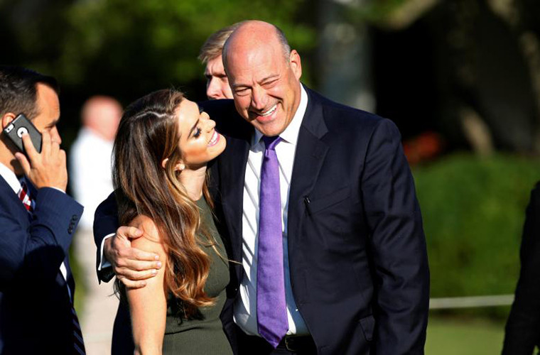 Được biết khi còn tại vị tại Goldman Sachs, ông cố vấn Gary có mức lương khủng lên đến hơn 21 triệu USD, nhưng khi qua làm cố vấn cho Tổng thống Trump con số này chỉ vỏn vẹn 30.000 USD. Ông Gary trò chuyện với cựu Giám đốc Truyền thông Nhà Trắng Hope Hicks, người mới xin từ chức cách đây không lâu.