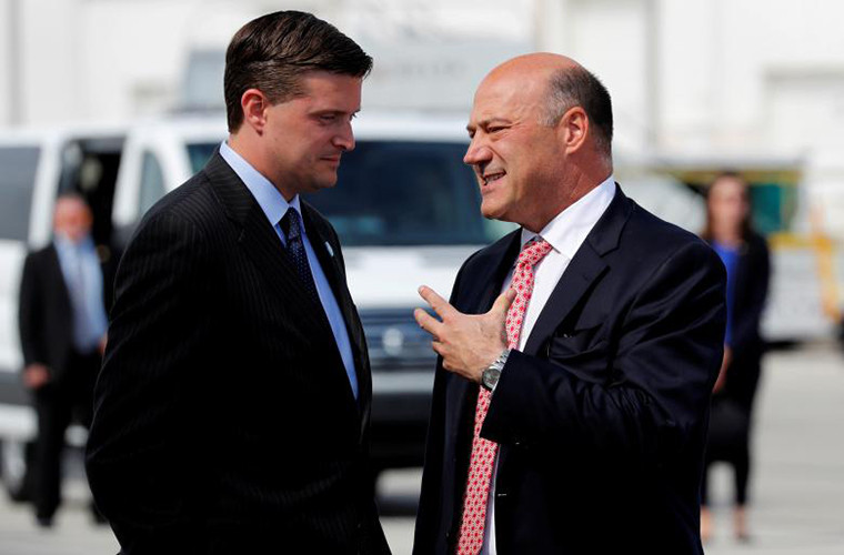 Cố vấn kinh tế Gary Cohn (phải) trao đổi với Thư ký Nhà Trắng Rob Porter tại sân bay quốc tế Indianapolis, bang Indiana, ngày 27/9/2017.