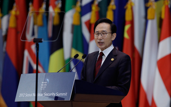 Quay ngược trở lại thời gian khoảng 10 năm trước, vào năm 2007, khi đó, ông Lee Myung-bak đã ghi tên mình vào lịch sử đất nước Hàn Quốc khi giành thắng lợi áp đảo trong cuộc tổng tuyển cử và trở thành vị tổng thống có tỷ lệ ủng hộ cao nhất (48,7%) kể từ khi Hàn Quốc bắt đầu tiến trình dân chủ hóa vào thập niên 1980. Ảnh: Zimbio.