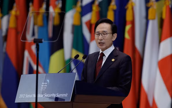 Quay ngược trở lại thời gian khoảng 10 năm trước, vào năm 2007, khi đó, ông Lee Myung-bak đã ghi tên mình vào lịch sử đất nước Hàn Quốc khi giành thắng lợi áp đảo trong cuộc tổng tuyển cử và trở thành vị tổng thống có tỷ lệ ủng hộ cao nhất (48,7%) kể từ khi Hàn Quốc bắt đầu tiến trình dân chủ hóa vào thập niên 1980. Ảnh: Zimbio.