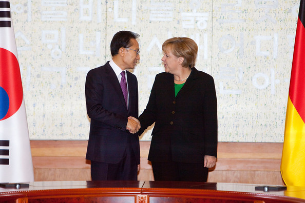 Về đời tư, ông Lee kết hôn với bà Kim Yun-ok. Vợ chồng ông có ba con gái và một con trai. Ảnh: Ông Lee bắt tay Thủ tướng Đức Angela Merkel trong cuộc gặp tại thủ đô Seoul, Hàn Quốc, ngày 11/11/2010. Ảnh: Zimbio.