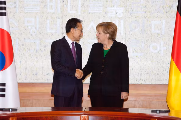 Về đời tư, ông Lee kết hôn với bà Kim Yun-ok. Vợ chồng ông có ba con gái và một con trai. Ảnh: Ông Lee bắt tay Thủ tướng Đức Angela Merkel trong cuộc gặp tại thủ đô Seoul, Hàn Quốc, ngày 11/11/2010. Ảnh: Zimbio.