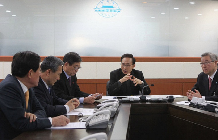 Sau khi tốt nghiệp trung học qua các lớp bổ túc ban đêm, Lee quyết định lên Seoul vừa kiếm tiền vừa ôn thi đại học. Cuối cùng, Lee đã thi đỗ Trường Đại học Hàn Quốc danh tiếng và theo ngành Quản trị kinh doanh. Khi học đại học, ông cũng đã làm nhiều việc để có tiền tự trang trải đóng học phí. Ảnh: Zimbio.