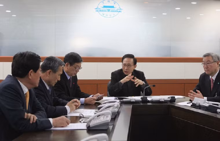 Sau khi tốt nghiệp trung học qua các lớp bổ túc ban đêm, Lee quyết định lên Seoul vừa kiếm tiền vừa ôn thi đại học. Cuối cùng, Lee đã thi đỗ Trường Đại học Hàn Quốc danh tiếng và theo ngành Quản trị kinh doanh. Khi học đại học, ông cũng đã làm nhiều việc để có tiền tự trang trải đóng học phí. Ảnh: Zimbio.