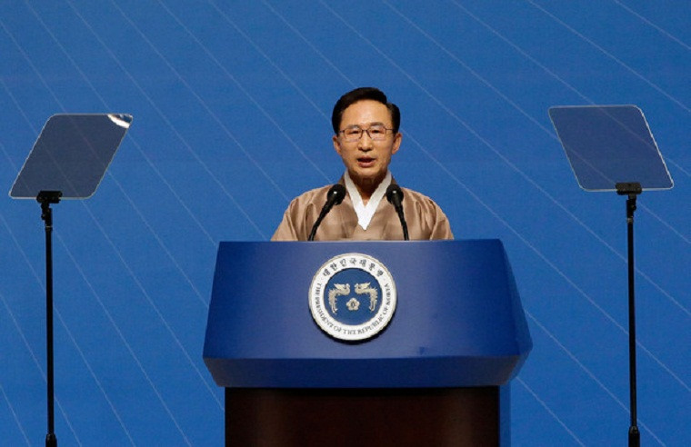 Đến năm 1992, ông Lee từ bỏ công ty để bước chân vào con đường chính trị. Năm 2002, ông thắng cử chức Thị trưởng Seoul. Thành tích chủ yếu của Lee trong nhiệm kỳ thị trưởng có thể nói chính là công tác phục hồi dòng suối Cheonggyecheon, nơi nghỉ ngơi công cộng có giá trị hàng triệu USD. Ảnh: Zimbio.