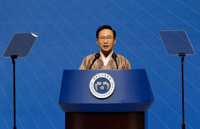 Đến năm 1992, ông Lee từ bỏ công ty để bước chân vào con đường chính trị. Năm 2002, ông thắng cử chức Thị trưởng Seoul. Thành tích chủ yếu của Lee trong nhiệm kỳ thị trưởng có thể nói chính là công tác phục hồi dòng suối Cheonggyecheon, nơi nghỉ ngơi công cộng có giá trị hàng triệu USD. Ảnh: Zimbio.