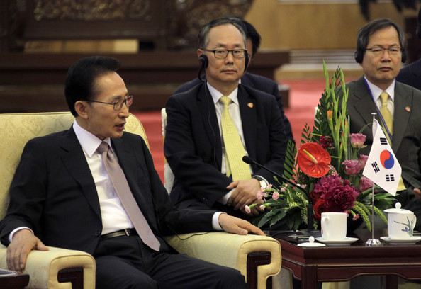 Dù thông tin cựu Tổng thống Lee "dính" cáo buộc tham nhũng đã xuất hiện từ trước nhưng có lẽ việc ông bị bắt khẩn cấp mới đây vẫn khiến không ít người dân "xứ sở kim chi" bất ngờ và có phần thất vọng. Ảnh: Zimbio.