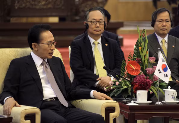 Dù thông tin cựu Tổng thống Lee "dính" cáo buộc tham nhũng đã xuất hiện từ trước nhưng có lẽ việc ông bị bắt khẩn cấp mới đây vẫn khiến không ít người dân "xứ sở kim chi" bất ngờ và có phần thất vọng. Ảnh: Zimbio.