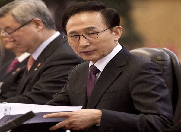 Thông tin về vị tổng thống thứ 17 của Hàn Quốc khi đó càng khiến mọi người kinh ngạc và thán phục ông về nghị lực vượt khó. Cuộc đời của Lee Myung-bak có thể nói là kỳ tích khi ông từ một người nhặt rác trở thành lãnh đạo doanh nghiệp và sau đó là Tổng thống Hàn Quốc. Ảnh: Zimbio.