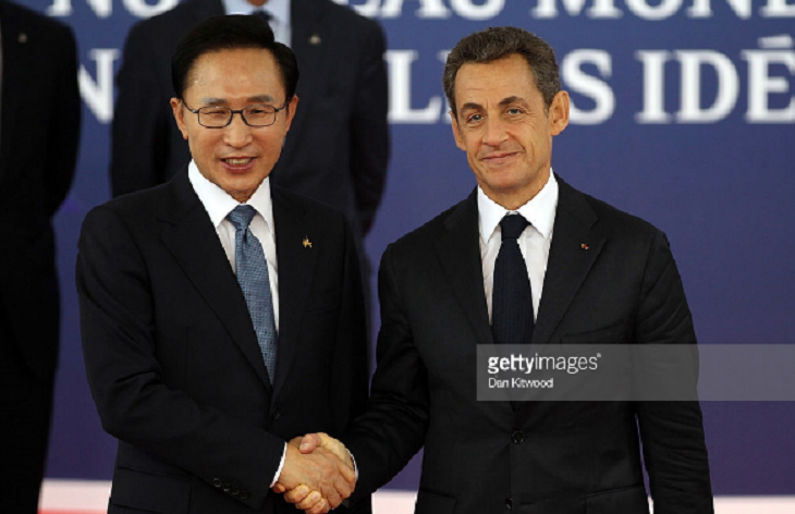 Ông Lee Myung Bak chào đời tại Nakakawachi-gun, Osaka (Nhật Bản) năm 1941 và là con thứ năm trong gia đình. Năm 1945, sau khi kết thúc Chiến tranh Thế giới thứ hai, gia đình Lee mới trở về quê nội ở Pohang, Gyenongsangbuk-do, Hàn Quốc. Ảnh: Ông Lee Myung-bak bắt tay Tổng thống Pháp Nicolas Sarkozy tại Hội nghị Thượng đỉnh G20 ở Cannes, Pháp, ngày 3/11/2011. Ảnh: Getty.