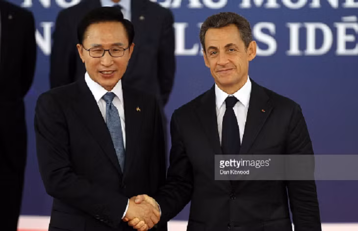 Ông Lee Myung Bak chào đời tại Nakakawachi-gun, Osaka (Nhật Bản) năm 1941 và là con thứ năm trong gia đình. Năm 1945, sau khi kết thúc Chiến tranh Thế giới thứ hai, gia đình Lee mới trở về quê nội ở Pohang, Gyenongsangbuk-do, Hàn Quốc. Ảnh: Ông Lee Myung-bak bắt tay Tổng thống Pháp Nicolas Sarkozy tại Hội nghị Thượng đỉnh G20 ở Cannes, Pháp, ngày 3/11/2011. Ảnh: Getty.