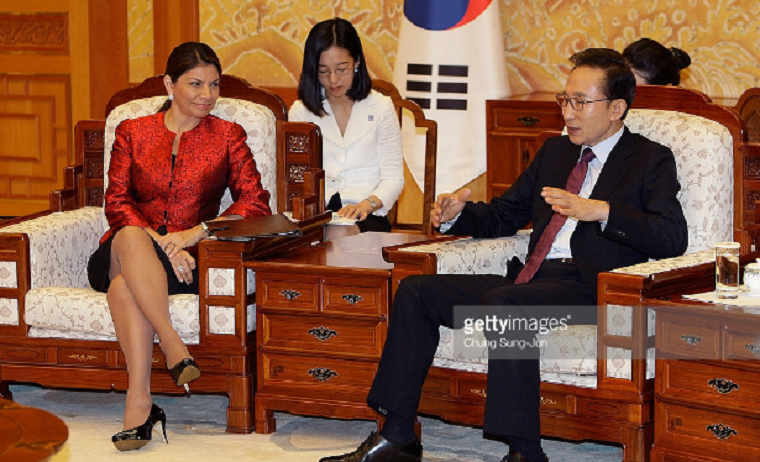 Tuổi thơ của ông Lee là những ngày tháng vất vả, khó khăn. Chính vì vậy, Lee sớm học hiểu về giá trị lao động. Từ nhỏ, cựu Tổng thống Hàn từng làm những việc như nhặt rác, bán diêm quẹt,... Khi còn là học sinh trung học cơ sở, Lee cũng chăm chỉ lao động để kiếm sống. Ảnh: Getty.