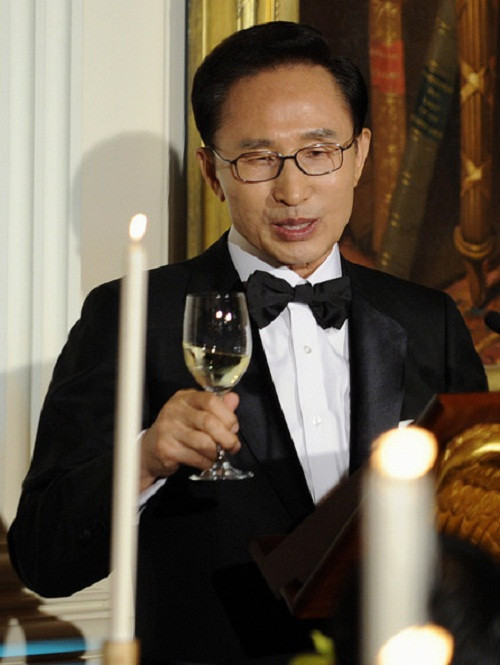 Khi còn học trong trường đại học, ông Lee đã bộc lộ xu hướng chính trị và từng tham gia cuộc biểu tình của sinh viên chống lại việc Hàn Quốc bình thường hóa quan hệ với Nhật. Ảnh: Zimbio.