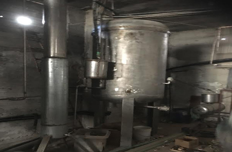 Một số dụng cụ, thiết bị trong phòng chế tạo vũ khí hóa học này. Quân đội Syria cũng đã tịch thu được một lượng lớn vũ khí của bọn khủng bố. Ảnh: SF.